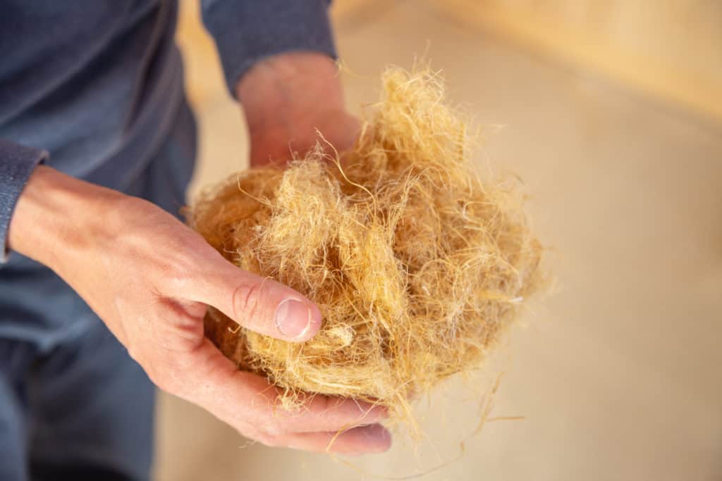 Når fibrene er fremstillet via en tør proces, kan man arbejde med materialet som isoleringsmåtter / -batts. Er det tale om en våd proces, skal materialet i stedet indblæses. 