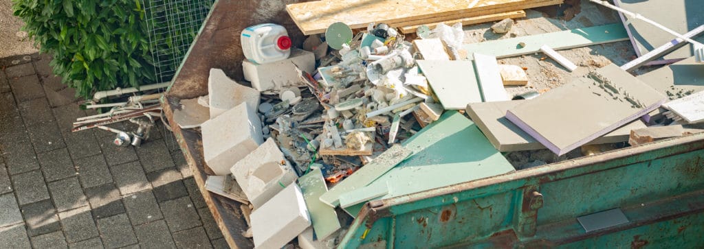 Container med affald fra nedrivning af hus 